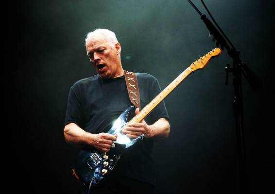 Dopo 45 anni David Gilmour torna a suonare in un concerto a Pompei.