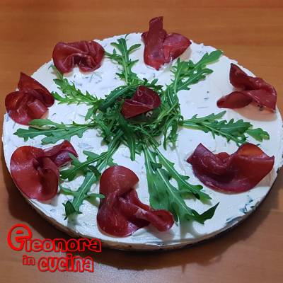 CHEESECAKA SALATA con Philadelphia e bresaola co rucola ricetta di Eleonora in Cucina - Eventi Salento