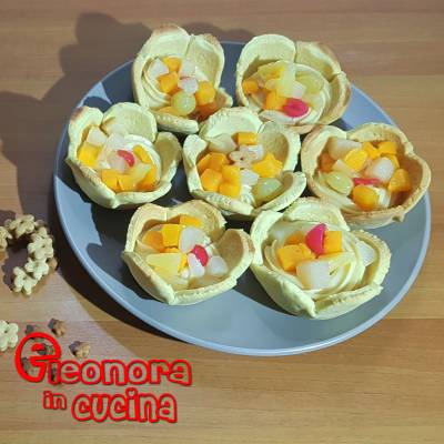 TARTELLETTE ALLA FRUTTA cestini pasta frolla ripieni di crema e macedonia ricetta di Eleonora in Cucina - Eventi Salento