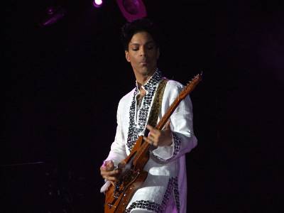 b2ap3_thumbnail_800px-Prince_at_Coachella.jpg